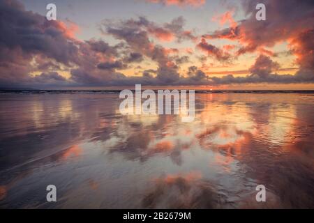 Ciel spectaculaire au coucher du soleil sur la côte du Devon du Nord, lueur romantique, magnifique, littoral, mer, côte, réflexions, style de vie, horizon, Sud-Ouest, Royaume-Uni Banque D'Images