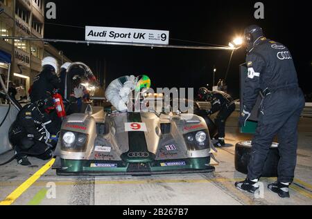 Arrêt nuit Pit dans les fosses Audi UK dans la course 2003 Sebring 12 heures Banque D'Images