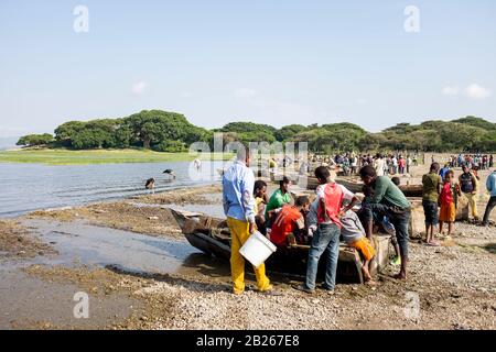 Hawassa Fish Market - avec les pêcheurs qui vendent leurs prises du lac Awasa, en Ethiopie Banque D'Images