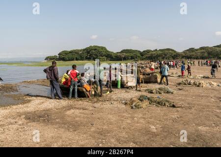 Hawassa Fish Market - avec les pêcheurs qui vendent leurs prises du lac Awasa, en Ethiopie Banque D'Images