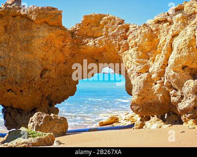 Falaises rouges en mer bleue à la plage paradisiaque Praia da Oura sur la côte de l'Algarve au Portugal Banque D'Images