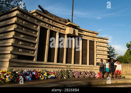 Enfants au mémorial de guerre, Maseru, Lesotho Banque D'Images