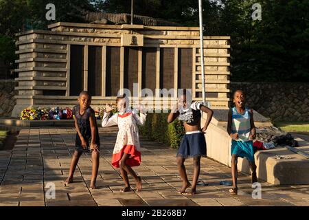 Enfants au mémorial de guerre, Maseru, Lesotho Banque D'Images