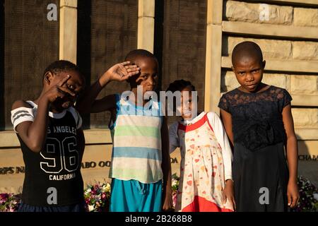 Enfants au mémorial de guerre, Maseru, Lesotho Banque D'Images