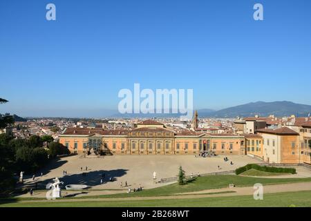 2016 novembre : le Palazzo Pitti est situé dans les jardins de Boboli, avec Florence en arrière-plan Banque D'Images