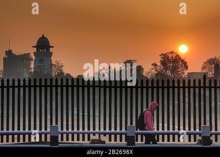 Katmandou, Népal. 1 mars 2020. Un homme marche sur fond d'une tour d'horloge au lever du soleil à Katmandou, au Népal, le 1er mars 2020. Crédit: Sunil Sharma/Xinhua/Alay Live News Banque D'Images