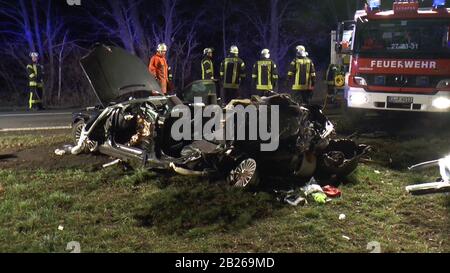 Schapen, Allemagne. 01 mars 2020. Vue sur le site de l'accident près de Schapen dans Emsland. Six personnes ont été blessées dans un grave accident de voiture ici - parmi elles deux enfants. Selon la police, une voiture transportant quatre jeunes a été conduite le soir du 29 février et s'est écrasé dans un arbre. Crédit: -/Nord-West-Media Tv/Dpa/Alay Live News Banque D'Images