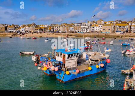 Vue sur le port de St Ives jusqu'au village de St Ives et la jetée de Smeatons avec des bateaux dans le port, Cornwall, South West, UK Banque D'Images