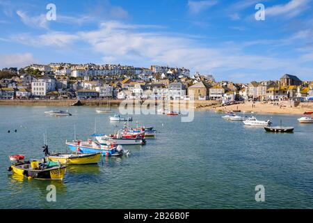 Vue sur le port de St Ives jusqu'au village de St Ives et la jetée de Smeatons avec des bateaux dans le port, Cornwall, South West, UK Banque D'Images