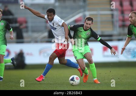 Chike Kandi de Dagenham et Adam Thomas de Stockport pendant Dagenham & Redbridge contre Stockport County, Vanarama National League Football au Chigwel Banque D'Images