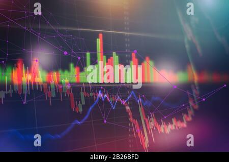 Diagrammes d'instruments financiers avec les différents type d'indicateurs, y compris l'analyse de volume pour les professionnels analyse technique sur le moniteur d'une comp Banque D'Images