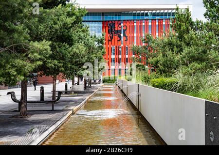 Extérieur du bâtiment Curzon de l'Université de la ville avec l'eau en premier plan. Banque D'Images