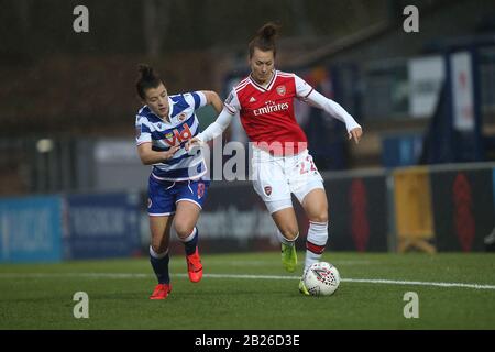 Viktoria Schnaderbeck d'Arsenal et Angharad James de Reading pendant Reading FC Women vs Arsenal Women, Barclays FA Women's Super League Football at Banque D'Images
