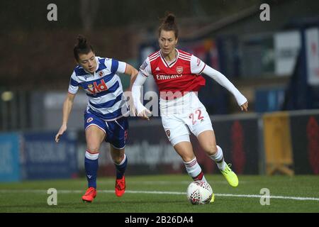 Viktoria Schnaderbeck d'Arsenal et Angharad James de Reading pendant Reading FC Women vs Arsenal Women, Barclays FA Women's Super League Football at Banque D'Images