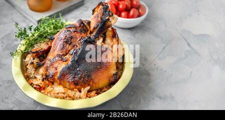 Porte-jarret de porc rôti avec un plat de sauerkraut. Plat de viande national tchèque et allemand. Gros plan. Espace de copie. Banque D'Images