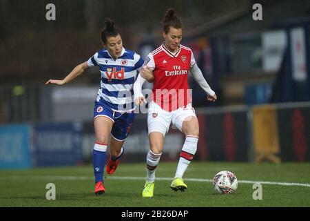 Viktoria Schnaderbeck d'Arsenal et Angharad James de Reading pendant Reading FC Women vs Arsenal Women, Barclays FA Women's Super League Football at Banque D'Images