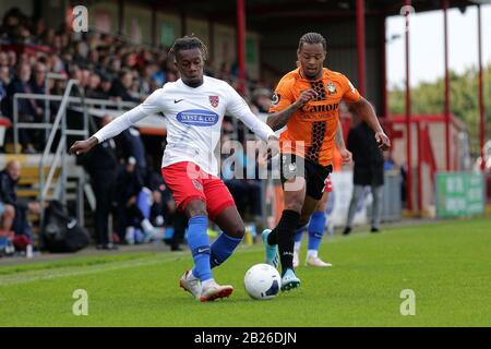 Alexander McQueen de Dagenham et Redbridge et Mauro Vilhete de Barnett pendant Dagenham & Redbridge contre Barnett, le ballon de football de la Ligue nationale de Vanarama à TH Banque D'Images