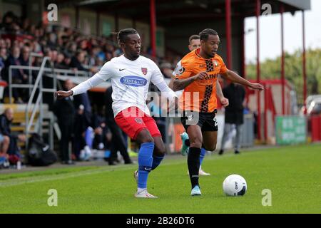 Alexander McQueen de Dagenham et Redbridge et Mauro Vilhete de Barnett pendant Dagenham & Redbridge contre Barnett, le ballon de football de la Ligue nationale de Vanarama à TH Banque D'Images