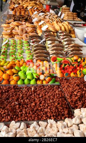 Calez avec de nombreux bonbons typiques du sud de l'Italie avec des amandes douces et des cannoli et des fruits faits de massepain Banque D'Images