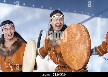 Deux danseurs aborigènes dans des vêtements nationaux de personnes indigènes dansant avec du tambourine. Concert Koryak Dance Ensemble Mengo. Péninsule De Kamchatka Banque D'Images