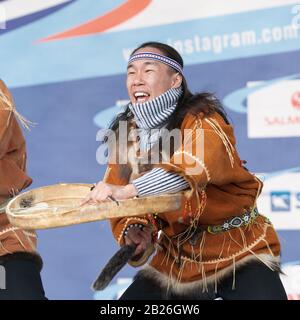 Danseuse autochtone dans les vêtements nationaux des autochtones dansant émotionnellement avec du tambourine. Concert Koryak Dance Ensemble Mengo. Péninsule De Kamchatka Banque D'Images