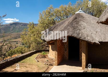 Maison traditionnelle du Basotho à la grotte de Liphofung, au Lesotho Banque D'Images