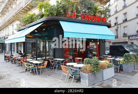 Vue sur la brasserie parisienne typique la Favorite située près de la place de la République à Paris, France Banque D'Images