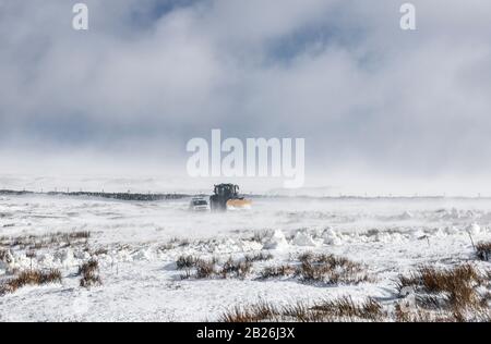 Teesdale, Comté De Durham, Royaume-Uni. 1 mars 2020. Météo britannique. L'équipe de recherche et de sauvetage en montagne de Teesdale et Weardale, le pilote de police et de chasse-neige Dan McLaughlin a lutté contre la neige profonde et les conditions de blizzard à la hauteur de la tempête Jorge pour sauver 8 personnes qui comprenaient un enfant, Qui ont été pris au piège dans 4 véhicules pendant la nuit sur une piste de moorland à distance près de Coldberry End dans Upper Teesdale. Crédit: David Forster/Alay Live News Banque D'Images