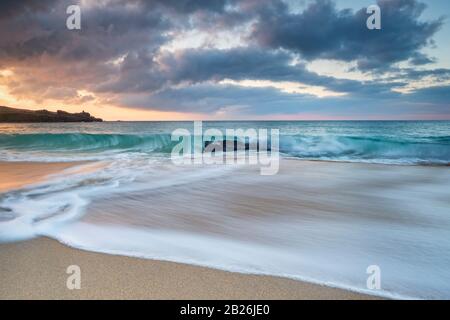 Plage de Porthmeor St Ives, Cornwall, plage de surf, Cornwall artistique, couleurs de Cornwall, mer, sable, rochers, surf, destination de vacances, voyage au Royaume-Uni, Banque D'Images