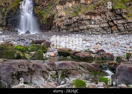 Belle cascade côtière sur la plage au village pittoresque de Bucks Mills, destination de vacances, beau Nord Devon, Sud-Ouest, Royaume-Uni Banque D'Images