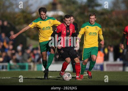 Jamey Osborne de Solihull élude Josh Bickerstaff de Hitchin pendant la ville de Hitchin contre Solihull Maures, Emirates FA Cup Football au Top Field le 11 Nove Banque D'Images