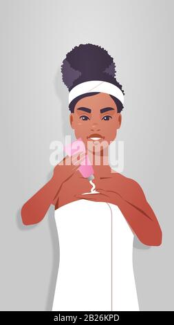 jeune femme appliquant de la crème de peau vêtue de serviette afro-américaine nettoyage et soin de fille son corps soin de peau spa soin du visage concept portrait vertical vecteur illustration Illustration de Vecteur