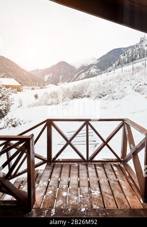 Belle vue sur la montagne depuis un cottage en bois le matin Banque D'Images