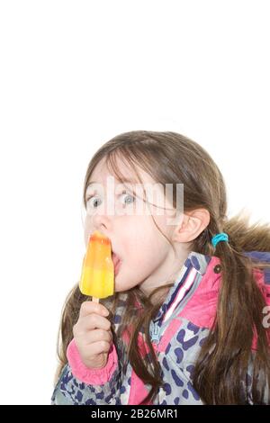 jeune fille mangeant une glace avec l'expression drôle Banque D'Images