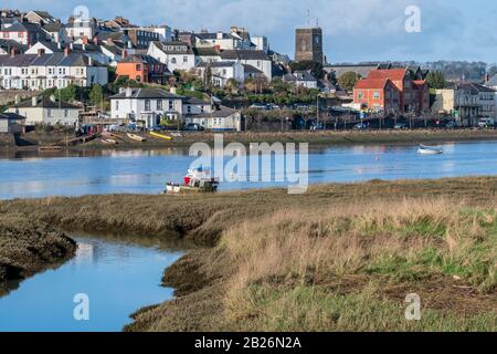 Vue de l'est de l'eau vers Bideford Quay avec le poste de police et St Marys ChurchBideford North Devon, South West, UK Banque D'Images