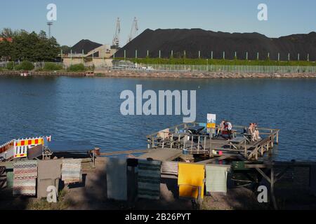 Les habitants d'Helkiens participent à la tradition pour nettoyer les tapis sur la rive de la mer sur un lieu spécial de la centrale électrique Hanasaari à Helsinki, en Finlande Banque D'Images