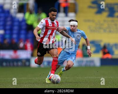 Birmingham, Royaume-Uni. 1 mars 2020. Jordan Willis de Sunderland est abordé par Callum O?Hare de Coventry City. Crédit: Simon Bissett/One Up/Alay Live News Banque D'Images