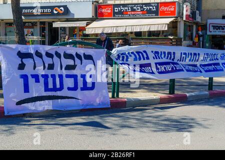 Haifa, Israël - 28 février 2020: Signes de propagande et militants du parti De Droite Likoud, sur la place Ziv, 3 jours avant 2020 (3ème d'affilée) Banque D'Images