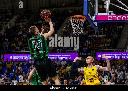 San Cristobal Della Laguna, Espagne. 29 février 2020. Klemen Prepelic, #10 de Joventut Badalona et Aaron White, #30 de Iberostar Tenerife en action pendant le 2019/2020 ACB Liga Endesa partie de saison régulière 22 entre Iberostar Tenerife et Joventut Badalona à Pabellón Santiago Martín, San Cristobal de la Laguna - Tenerife. (Note Finale; Iberostar Tenerife - Joventut Badalona 96-90) (Photo De Davide Di Lalla/Pacific Press) Crédit: Pacific Press Agency/Alay Live News Banque D'Images