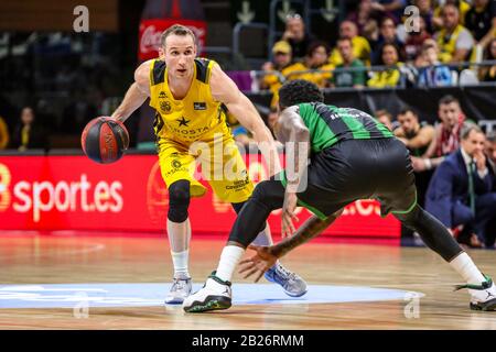 San Cristobal Della Laguna, Espagne. 29 février 2020. Marcelinho Huertas (Iberostar Tenerife) en azione, marcato da Tony Wroten (Joventut Badalona) Marcelinho Huertas, #9 de Iberostar Tenerife et Tony Wroten, #3 de Joventut Badalona en action au cours du 2019/2020 ACB Liga Endesa partie de saison régulière 22 entre Iberostar et Joventut Badalón Badalón, Santiago Badalón San Cristobal De La Laguna - Tenerife. (Note Finale; Iberostar Tenerife - Joventut Badalona 96-90) (Photo De Davide Di Lalla/Pacific Press) Crédit: Pacific Press Agency/Alay Live News Banque D'Images