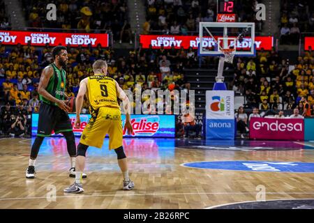 San Cristobal Della Laguna, Espagne. 29 février 2020. Tony Wroten, #3 de Joventut Badalona et Marcelinho Huertas, #9 de Iberostar Tenerife en action pendant le match de 2019/2020 ACB Liga Endesa saison régulière Round 22 entre Iberostar Tenerife et Joventut Badalona à Pabellón Santiago Martín, San Cristobal de la Laguna - Tenerife. (Note Finale; Iberostar Tenerife - Joventut Badalona 96-90) (Photo De Davide Di Lalla/Pacific Press) Crédit: Pacific Press Agency/Alay Live News Banque D'Images