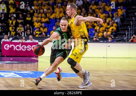 San Cristobal Della Laguna, Espagne. 29 février 2020. Klemen Prepelic, #10 de Joventut Badalona et Marcelinho Huertas, #9 de Iberostar Tenerife en action pendant le 2019/2020 ACB Liga Endesa partie de saison régulière 22 entre Iberostar Tenerife et Joventut Badalona à Pabellón Santiago Martín, San Cristobal de la Laguna - Tenerife. (Note Finale; Iberostar Tenerife - Joventut Badalona 96-90) (Photo De Davide Di Lalla/Pacific Press) Crédit: Pacific Press Agency/Alay Live News Banque D'Images