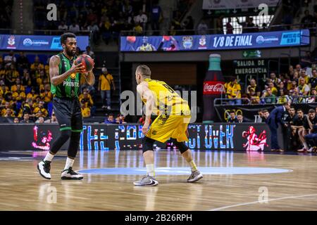 San Cristobal Della Laguna, Espagne. 29 février 2020. Tony Wroten, #3 de Joventut Badalona et Marcelinho Huertas, #9 de Iberostar Tenerife en action pendant le match de 2019/2020 ACB Liga Endesa saison régulière Round 22 entre Iberostar Tenerife et Joventut Badalona à Pabellón Santiago Martín, San Cristobal de la Laguna - Tenerife. (Note Finale; Iberostar Tenerife - Joventut Badalona 96-90) (Photo De Davide Di Lalla/Pacific Press) Crédit: Pacific Press Agency/Alay Live News Banque D'Images