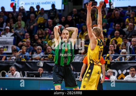 San Cristobal Della Laguna, Espagne. 29 février 2020. Klemen Prepelic, #10 de Joventut Badalona et Sasu Salin, #10 de Iberostar Tenerife en action pendant le match de 2019/2020 ACB Liga Endesa de saison régulière 22 entre Iberostar Tenerife et Joventut Badalona à Pabellón Santiago Martín, San Cristobal de la Laguna - Tenerife. (Note Finale; Iberostar Tenerife - Joventut Badalona 96-90) (Photo De Davide Di Lalla/Pacific Press) Crédit: Pacific Press Agency/Alay Live News Banque D'Images