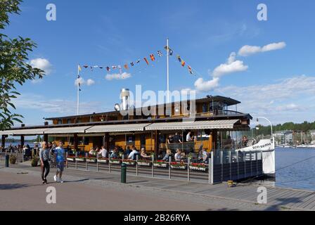 Lappeenranta, Finlande - 2 juin 2018: Les gens marchent et se reposent sur le remblai du lac Saimaa Banque D'Images