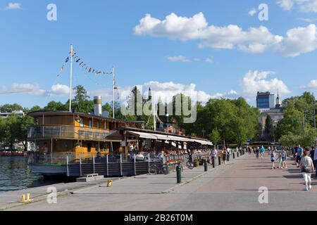 Lappeenranta, Finlande - 2 juin 2018: Les gens marchent et se reposent sur le remblai du lac Saimaa Banque D'Images