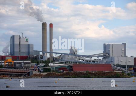 Lappeenranta, Finlande - 2 juin 2018 : vue de l'usine UPM Pulp depuis le lac Saimaa. Fondée en 1892 Banque D'Images