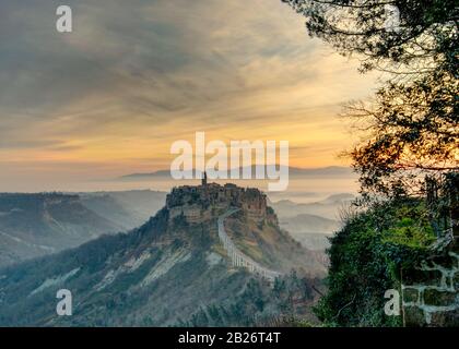 Une photo panoramique de Civita di Bagnororigio, ALIAS la Ville Mourante Banque D'Images