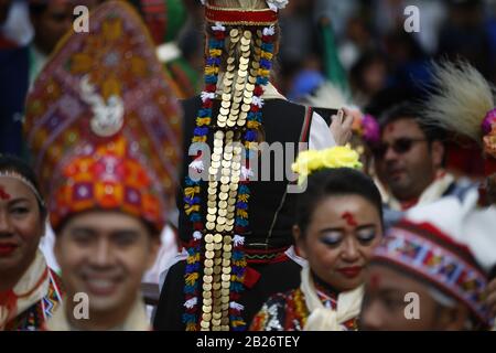 Katmandou, Népal. 1 mars 2020. Un artiste bulgare prend des photos lors du festival folklorique international qui s'est tenu sur la place Basantapur Durbar à Katmandou, au Népal, le dimanche 01 mars 2020. Des participants de 10 pays différents ont participé à l'événement. Crédit: Skanda Gautam/Zuma Wire/Alay Live News Banque D'Images