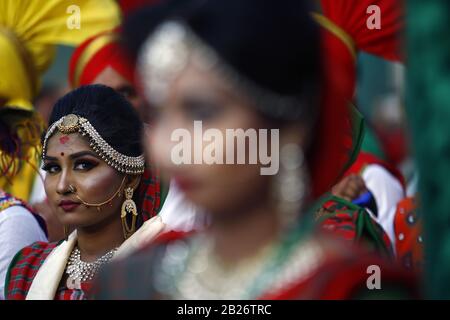 Katmandou, Népal. 1 mars 2020. Les artistes bangladais participent au festival folklorique international qui s'est tenu sur la place Basantapur Durbar à Katmandou, au Népal, le dimanche 01 mars 2020. Des participants de 10 pays différents ont participé à l'événement. Crédit: Skanda Gautam/Zuma Wire/Alay Live News Banque D'Images